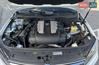 Внедорожник / Кроссовер Volkswagen Touareg 2015 в 