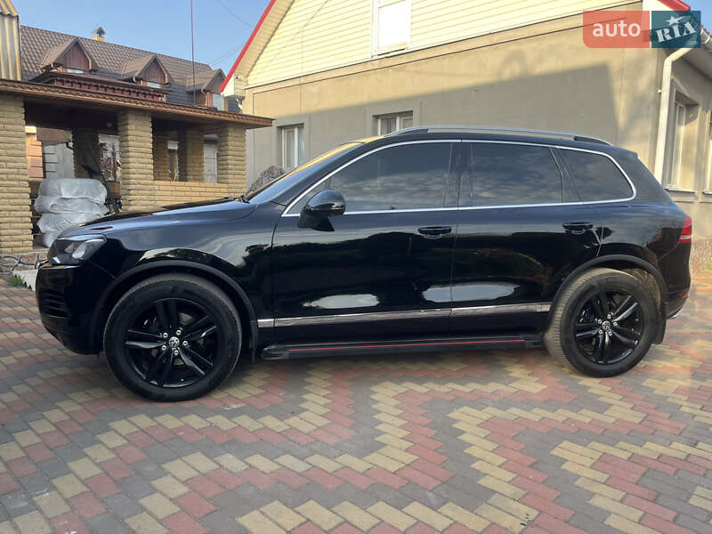 Внедорожник / Кроссовер Volkswagen Touareg 2012 в Новоукраинке