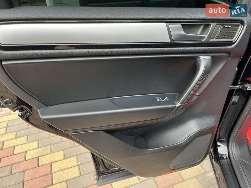 Внедорожник / Кроссовер Volkswagen Touareg 2012 в Новоукраинке