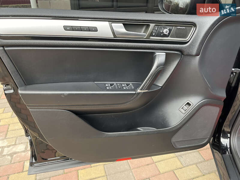 Внедорожник / Кроссовер Volkswagen Touareg 2012 в Новоукраинке