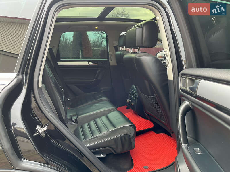 Внедорожник / Кроссовер Volkswagen Touareg 2012 в Новоукраинке