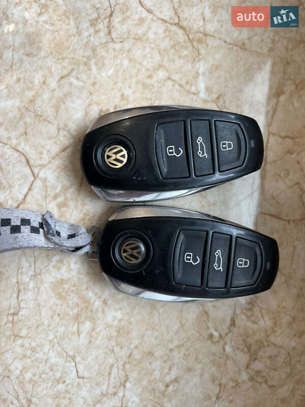 Внедорожник / Кроссовер Volkswagen Touareg 2012 в Новоукраинке