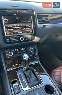 Позашляховик / Кросовер Volkswagen Touareg 2014 в 