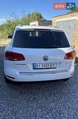 Позашляховик / Кросовер Volkswagen Touareg 2014 в 