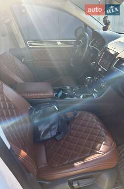 Позашляховик / Кросовер Volkswagen Touareg 2014 в 
