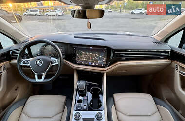 Позашляховик / Кросовер Volkswagen Touareg 2018 в 