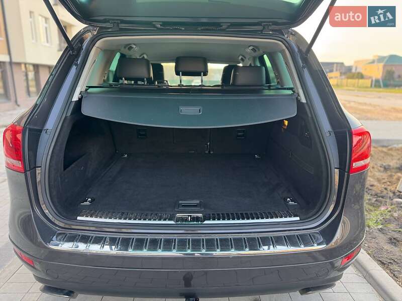 Внедорожник / Кроссовер Volkswagen Touareg 2011 в Киеве