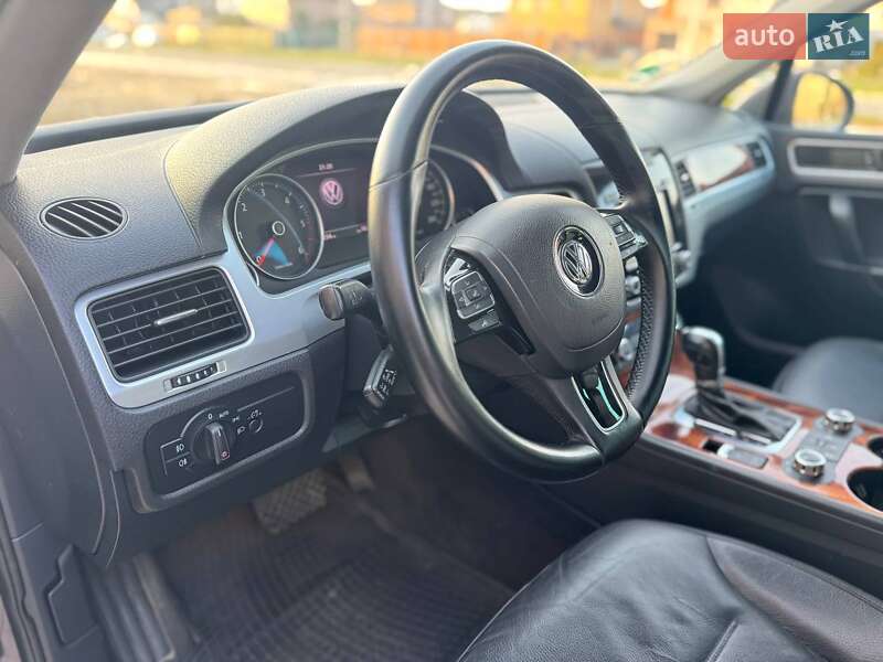 Внедорожник / Кроссовер Volkswagen Touareg 2011 в Киеве