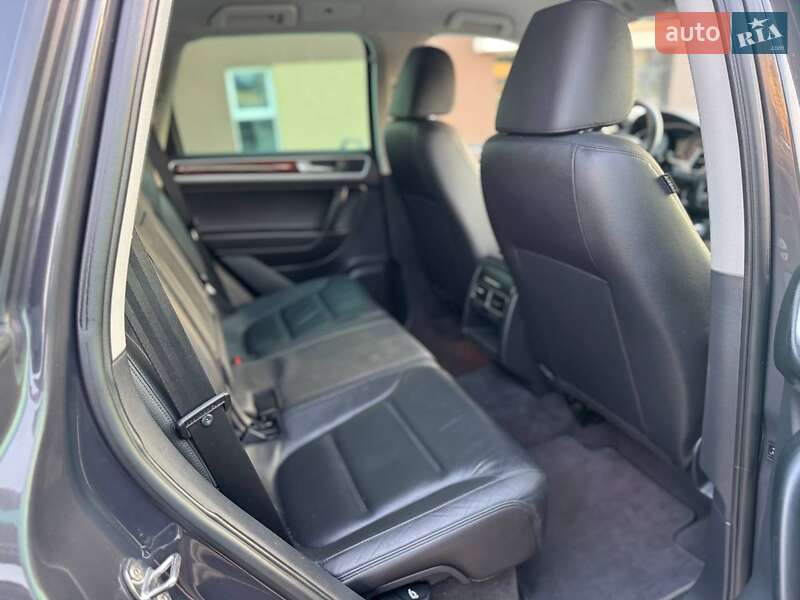 Внедорожник / Кроссовер Volkswagen Touareg 2011 в Киеве