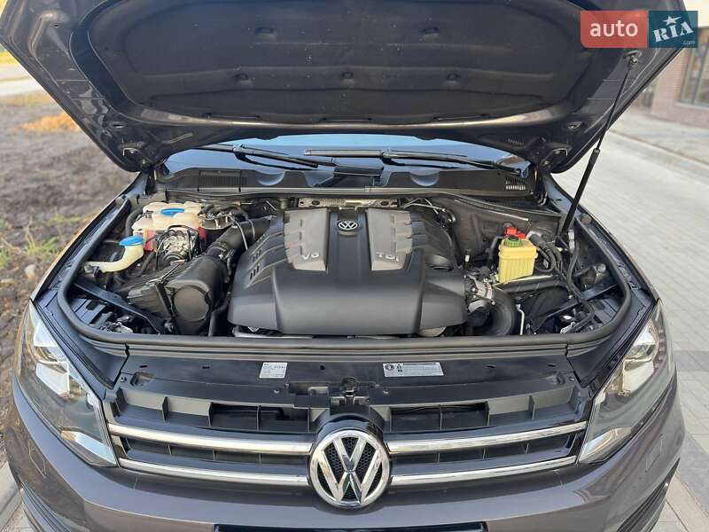 Внедорожник / Кроссовер Volkswagen Touareg 2011 в Киеве