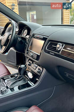 Внедорожник / Кроссовер Volkswagen Touareg 2012 в 
