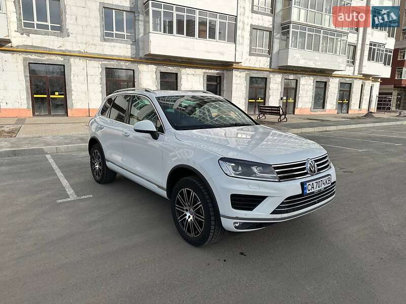 Позашляховик / Кросовер Volkswagen Touareg 2015 в Умані
