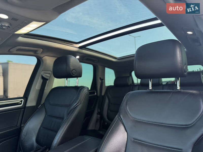 Внедорожник / Кроссовер Volkswagen Touareg 2011 в Львове