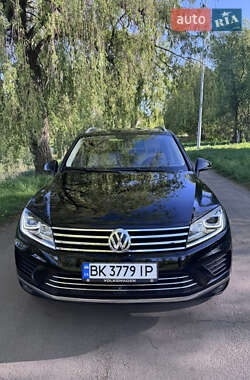 Внедорожник / Кроссовер Volkswagen Touareg 2014 в Ровно