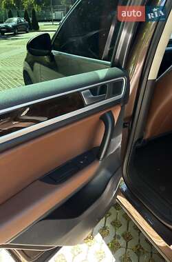 Позашляховик / Кросовер Volkswagen Touareg 2013 в 
