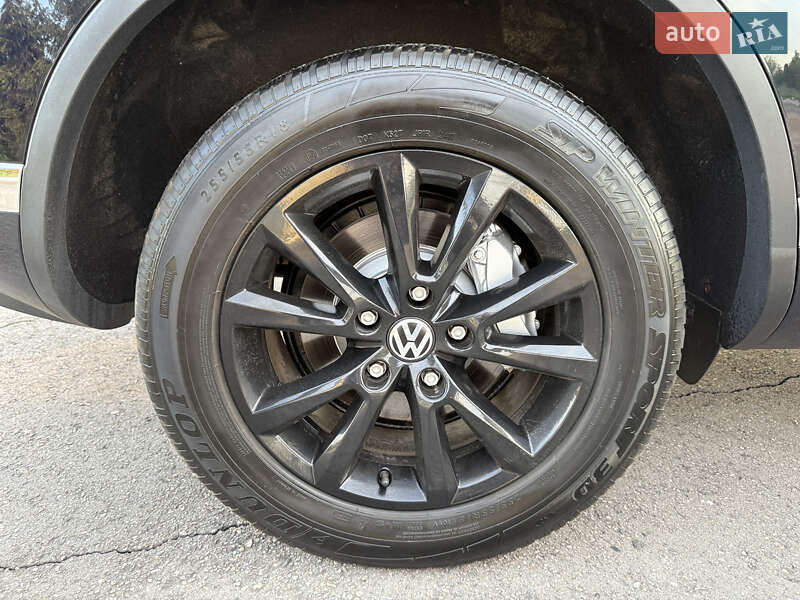Позашляховик / Кросовер Volkswagen Touareg 2015 в Радивиліві