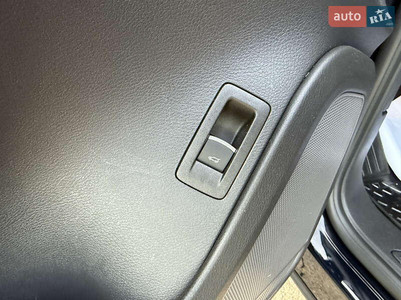 Позашляховик / Кросовер Volkswagen Touareg 2015 в Радивиліві