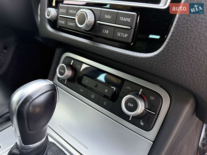 Позашляховик / Кросовер Volkswagen Touareg 2015 в Радивиліві
