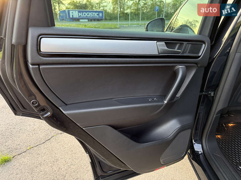 Позашляховик / Кросовер Volkswagen Touareg 2015 в Радивиліві