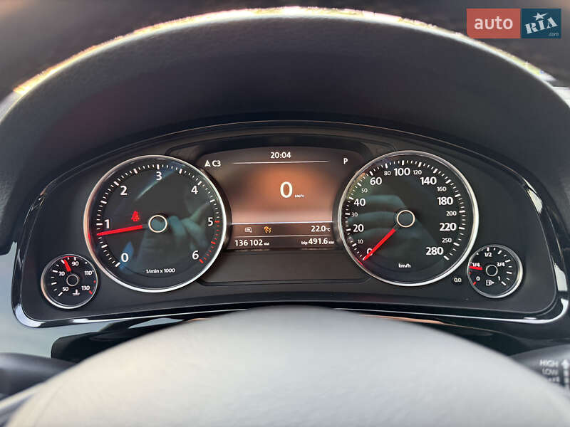 Позашляховик / Кросовер Volkswagen Touareg 2015 в Радивиліві