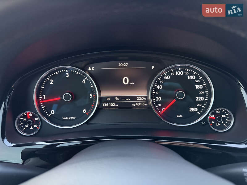 Позашляховик / Кросовер Volkswagen Touareg 2015 в Радивиліві