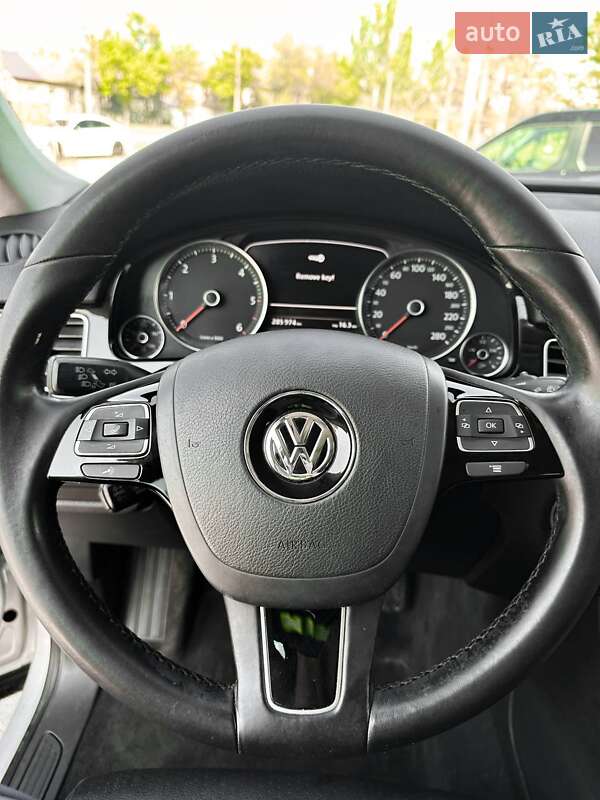 Внедорожник / Кроссовер Volkswagen Touareg 2011 в Николаеве