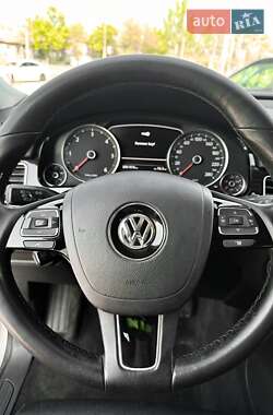 Внедорожник / Кроссовер Volkswagen Touareg 2011 в 