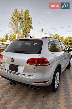 Внедорожник / Кроссовер Volkswagen Touareg 2011 в 