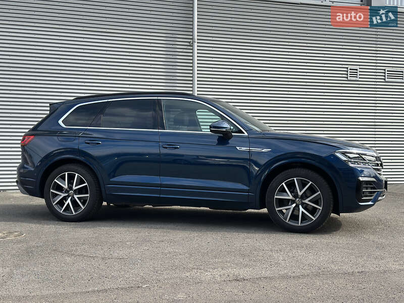 Позашляховик / Кросовер Volkswagen Touareg 2021 в Рівному