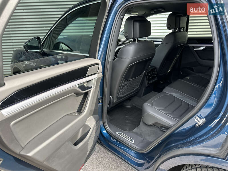 Позашляховик / Кросовер Volkswagen Touareg 2021 в Рівному