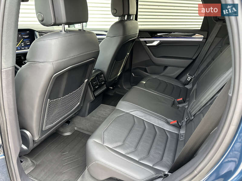 Позашляховик / Кросовер Volkswagen Touareg 2021 в Рівному