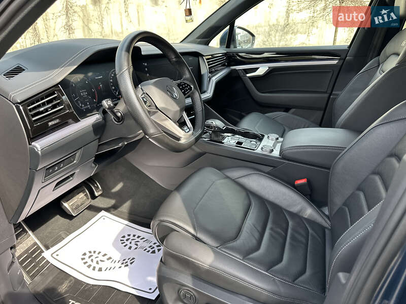 Позашляховик / Кросовер Volkswagen Touareg 2021 в Рівному