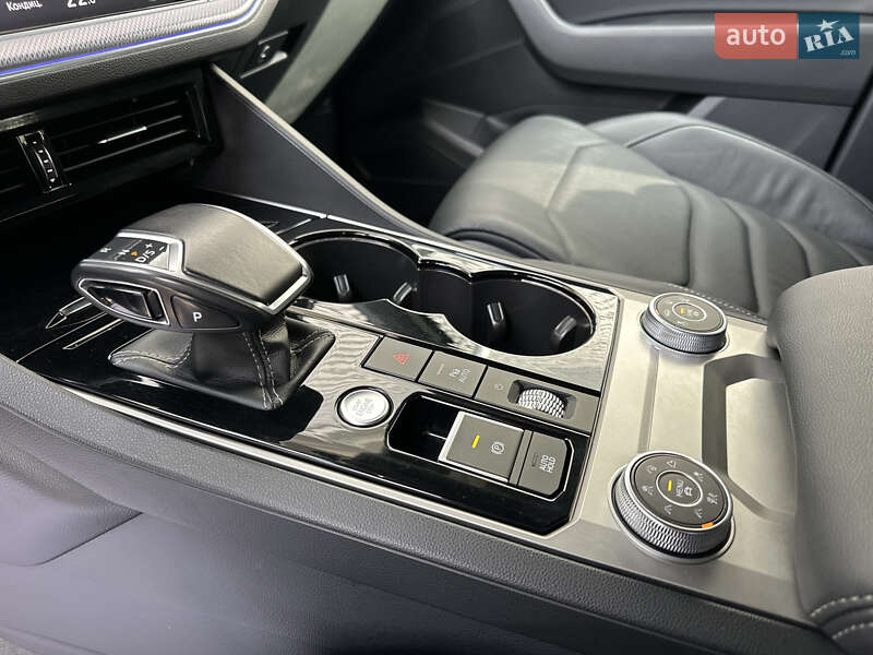 Позашляховик / Кросовер Volkswagen Touareg 2021 в Рівному