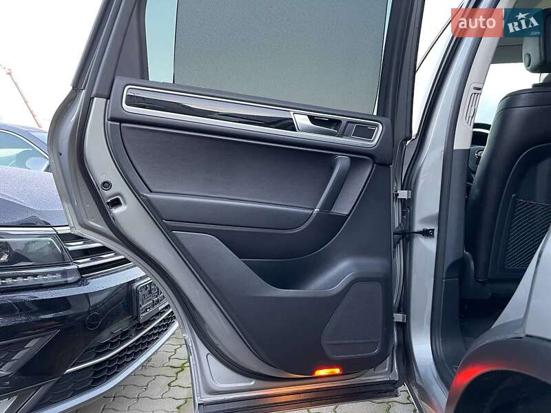Внедорожник / Кроссовер Volkswagen Touareg 2016 в Житомире