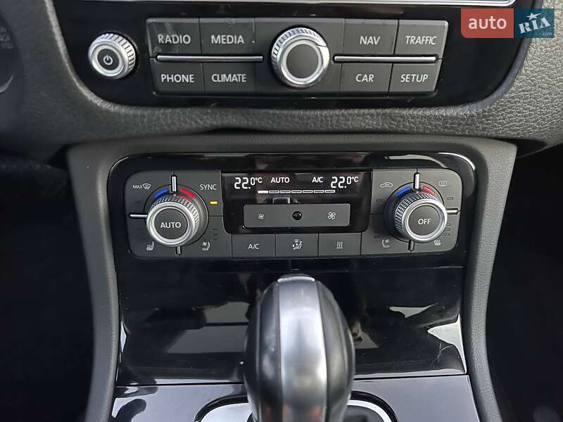 Внедорожник / Кроссовер Volkswagen Touareg 2016 в Житомире