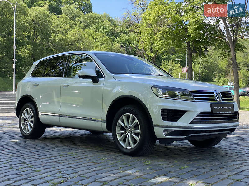 Позашляховик / Кросовер Volkswagen Touareg 2015 в Києві
