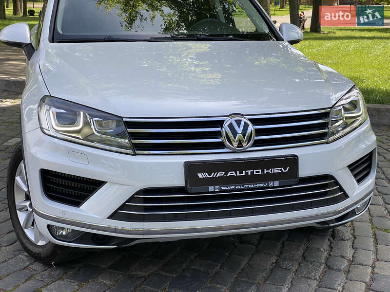 Позашляховик / Кросовер Volkswagen Touareg 2015 в Києві