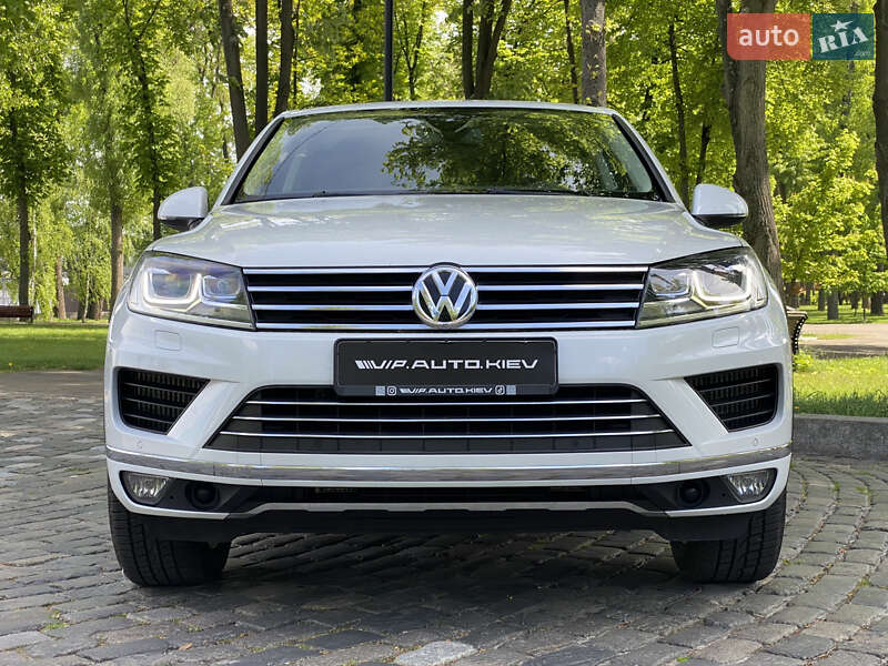 Позашляховик / Кросовер Volkswagen Touareg 2015 в Києві