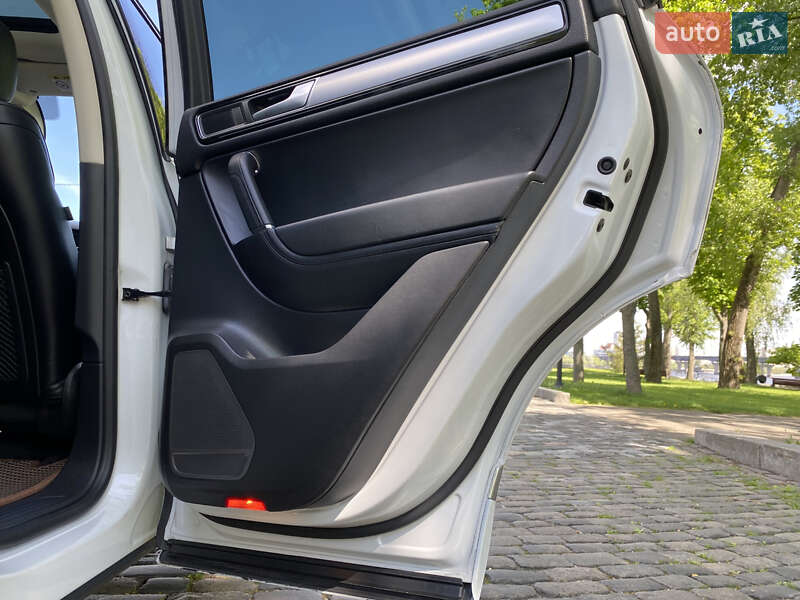 Позашляховик / Кросовер Volkswagen Touareg 2015 в Києві
