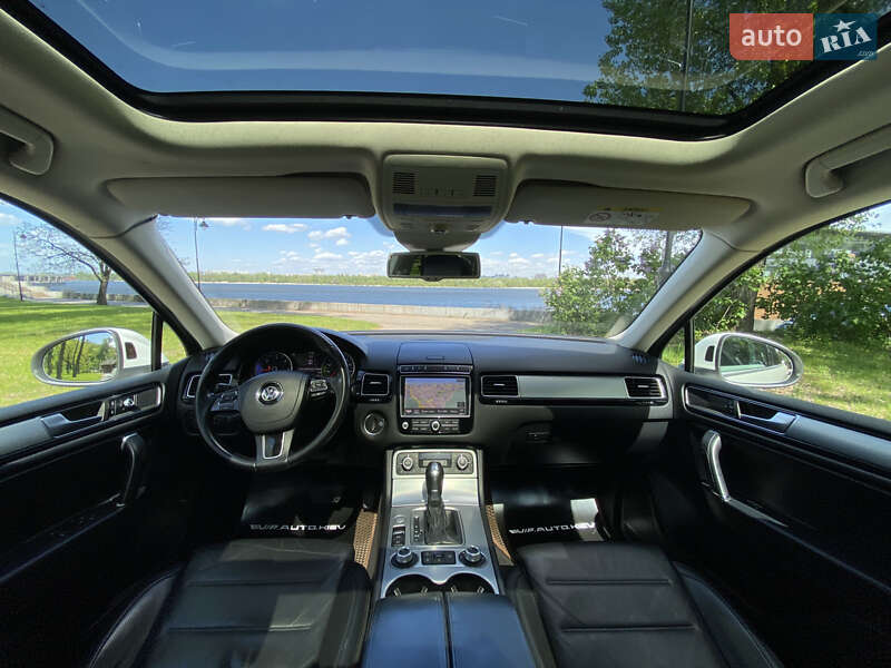 Позашляховик / Кросовер Volkswagen Touareg 2015 в Києві