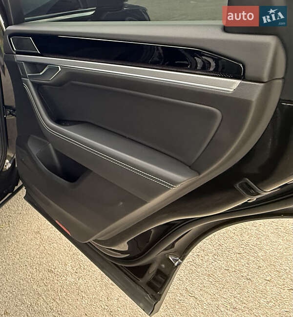Позашляховик / Кросовер Volkswagen Touareg 2019 в Дніпрі