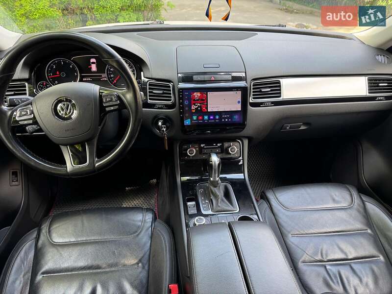Внедорожник / Кроссовер Volkswagen Touareg 2014 в Киеве