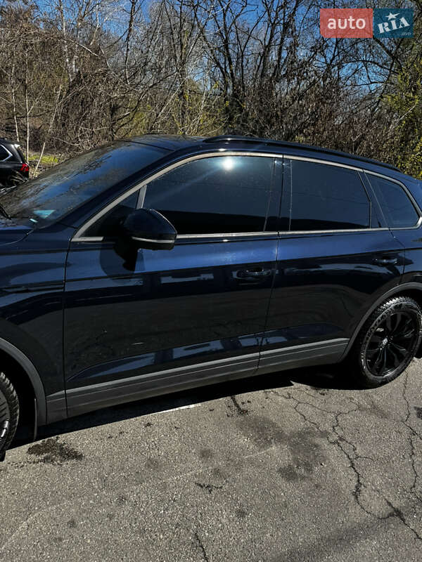 Позашляховик / Кросовер Volkswagen Touareg 2021 в Києві