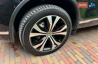 Позашляховик / Кросовер Volkswagen Touareg 2017 в 