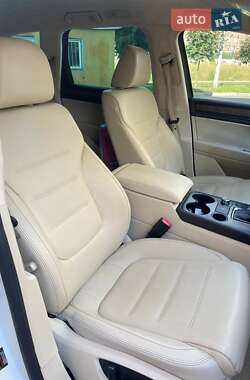 Внедорожник / Кроссовер Volkswagen Touareg 2013 в 