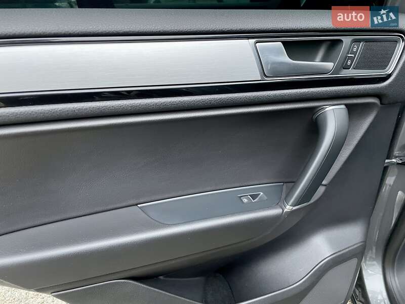 Внедорожник / Кроссовер Volkswagen Touareg 2016 в Сумах