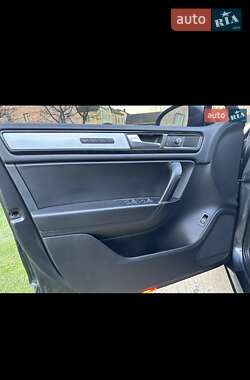 Внедорожник / Кроссовер Volkswagen Touareg 2011 в 