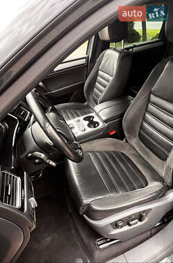 Позашляховик / Кросовер Volkswagen Touareg 2013 в 