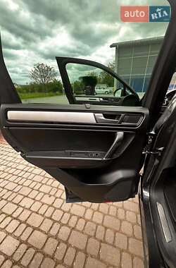 Позашляховик / Кросовер Volkswagen Touareg 2013 в 