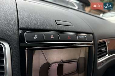 Внедорожник / Кроссовер Volkswagen Touareg 2015 в 